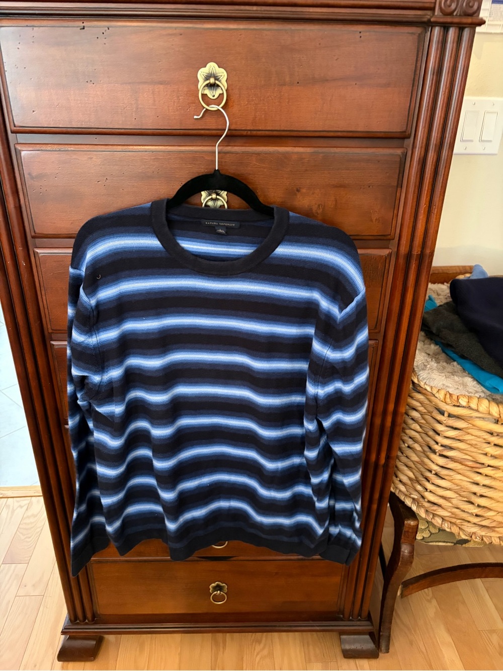 Banana Republic Men's Navy & Light Blue Striped Crewneck Sweater